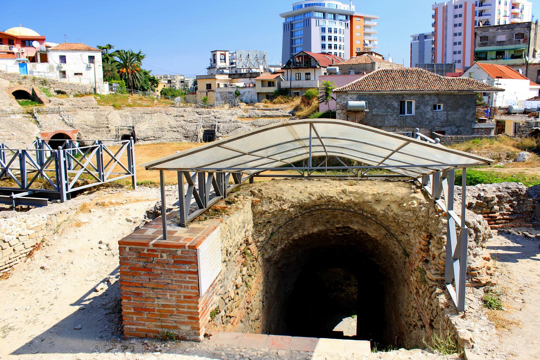 Durrës (Photo license: CC-BY-SA 4.0)